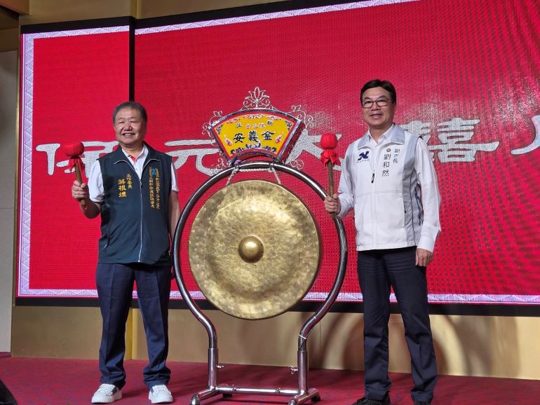 媽祖遶境接力登場 劉和然參香祝禱合境平安 24 《圖說》副市長劉和然出席新莊保元宮建宮250週年首醮醮慶,與議長蔣根煌〈左〉參與「保元大囍開鑼」儀式,氣氛莊嚴熱烈。〈民政局提供〉