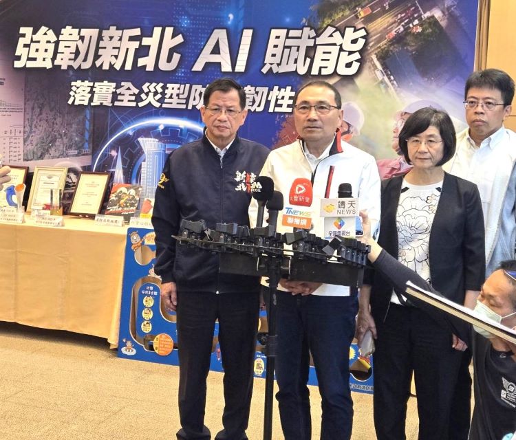 新北13年災防評比六都第一再精進 侯友宜肯定消防表現 5 《圖說》侯友宜市長於市政會議後媒體聯訪,左一消防局陳崇岳局長。〈消防局提供〉
