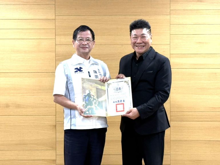 新北企業自主防災再升級 群光與捷普完成義消訓練 13 《圖說》消防局長陳崇岳頒發企業義消結訓證書予群光電子蕭煥文副總。〈消防局提供〉