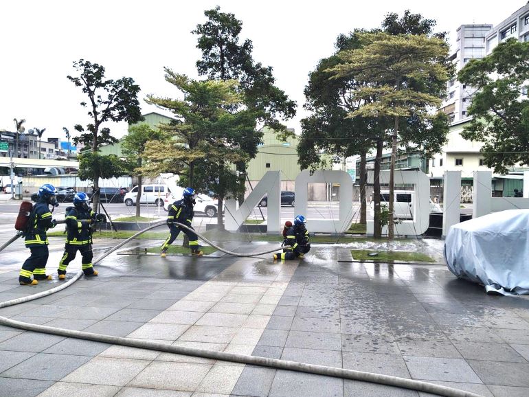 新北企業自主防災再升級 群光與捷普完成義消訓練 15 《圖說》參訓學員實地演練模擬災害發生情境。〈消防局提供〉
