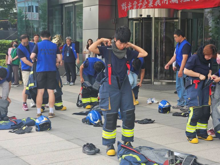 新北企業自主防災再升級 群光與捷普完成義消訓練 14 《圖說》企業義消結訓演練進行滅火攻擊及水霧防護操作。〈消防局提供〉
