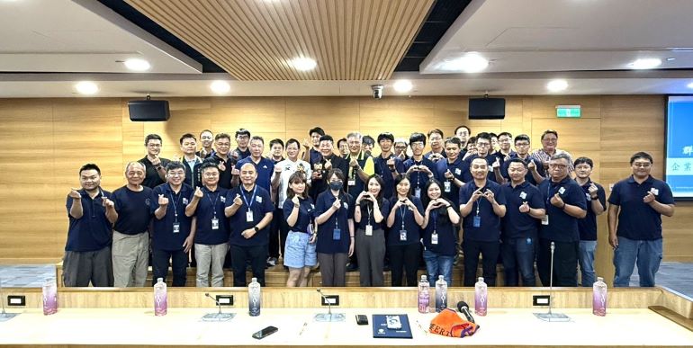 新北企業自主防災再升級 群光與捷普完成義消訓練 16 《圖說》消防局長陳崇岳、群光電子蕭煥文副總及企業義消參訓人員共同合影留念。〈消防局提供〉