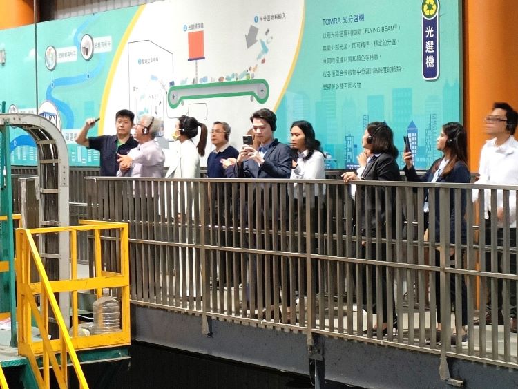 全國首創AI資源循環教育基地 新北智慧治理再獲肯定 19 《圖說》外賓參訪「新北AI智慧分選廠」了解資源回收物的循環旅程,展現AI智慧辨識精準分類各類型的資源回收物。〈環保局提供〉
