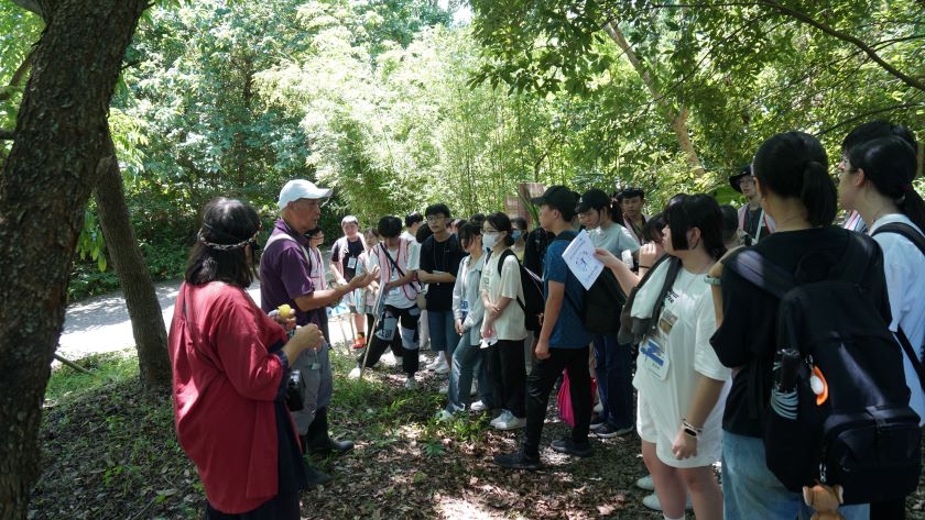 培育綠色青年 新北永續未來學院跨域實作探索永續 60 《圖說》走讀漳和濕地環境教育活動讓學生認識水資源循環與城市生態的緊密關聯。〈環保局提供〉