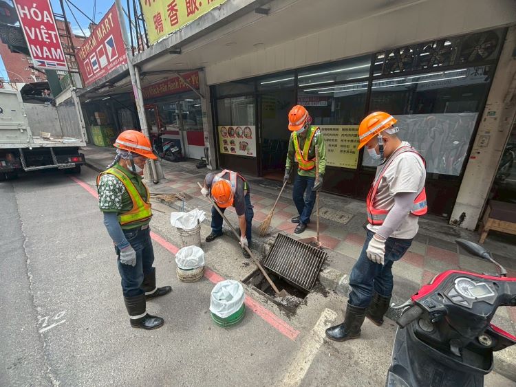 基北北桃聯手防疫治水 新北倡建鼠類監測標準、強化鶯歌溪治理 16 《圖說》清潔隊員清除側溝淤泥,避免油污淤積孳生老鼠。〈環保局提供〉
