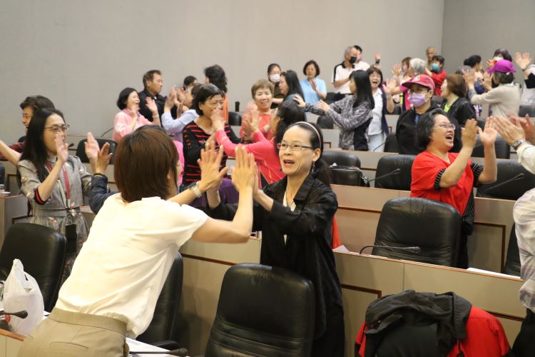 從礦工之女到笑瑜伽推手 王淑芳:三動並行晚美人生 50 《圖說》新北市愛笑瑜伽協會創辦人王淑芳在演講時鼓勵大家多互動大笑。〈社會局提供〉