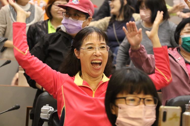 從礦工之女到笑瑜伽推手 王淑芳:三動並行晚美人生 47 《圖說》聽眾在王淑芳的引導下開懷大笑。〈社會局提供〉