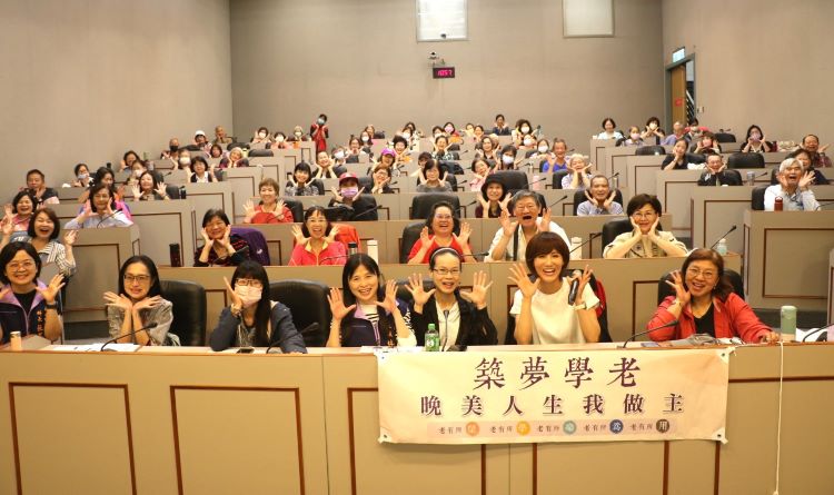 從礦工之女到笑瑜伽推手 王淑芳:三動並行晚美人生 48 《圖說》新北市社會局舉辦「晚美人生我做主」系列講座,首場王淑芳「熟齡生活齊步走」,座無虛席。〈社會局提供〉