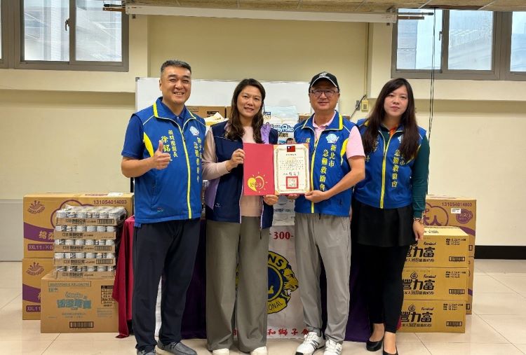 合力守護弱勢族群 新北善團捐贈尿布奶粉送暖 57 《圖說》新莊社福中心主任高涓娟(左二)致贈感謝狀給新北市急難救助會理事長洪守坿 (右二) 。〈社會局提供〉