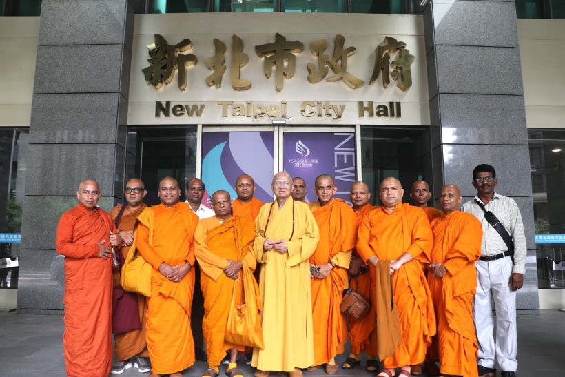 宗道法師偕斯里蘭卡高僧訪新北 侯友宜感謝弘法利生善行 38 《圖說》斯里蘭卡佛教阿瑪拉普拉教派僧團12位長老於新北市府銜牌下留影,中為三峽普賢寺開山住持釋宗道法師。〈社會局提供〉