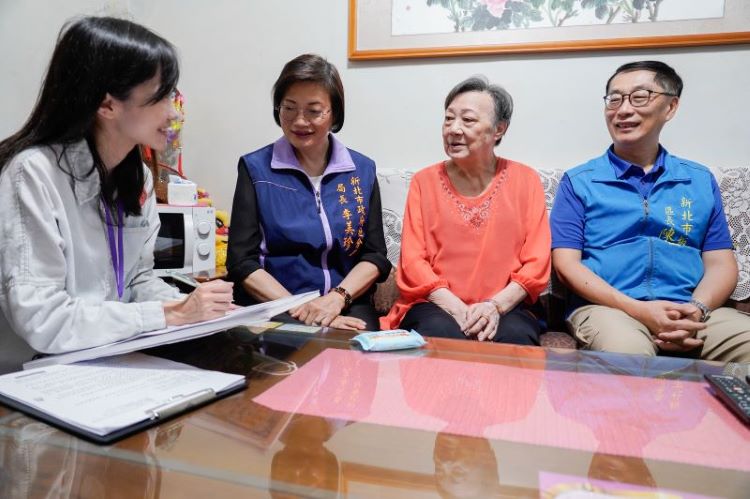 新北擴大獨居長輩訪查 6月起優先關懷75歲以上長者 50 《圖說》板橋區公所訪員進行訪問,左2為社會局長李美珍、右1為板橋區長陳奇正。〈社會局提供〉