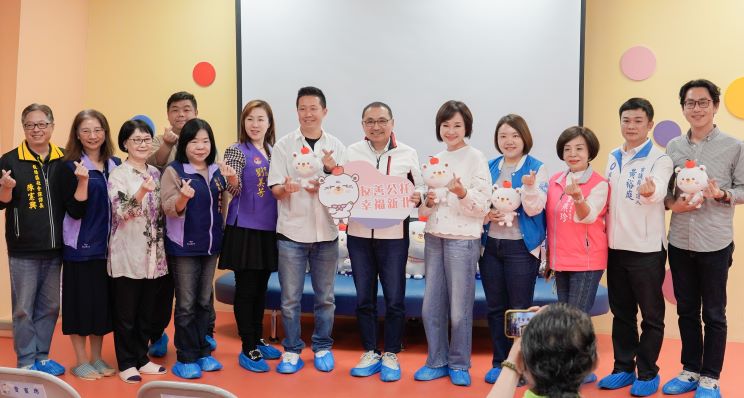 新北130家公托冠全國 柯志恩偕高市議員參訪取經 28 《圖說》柯志恩立委(右5)和高雄市議員專程北上取經新北公托經驗並交流。〈社會局提供〉