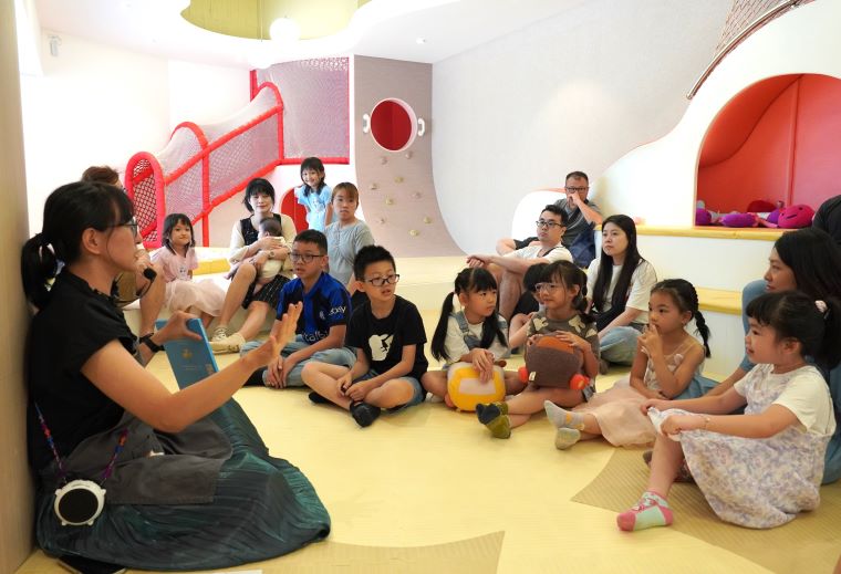 新北同婚7周年彩虹同樂會 扎根親子共學性別友善 5 《圖說》今日在全台首座性教育主題兒童遊戲場「新北性平不小室」舉辦「新北親子彩虹同樂會」,透過說故事的方式開場,向家長及孩子分享多元性取向的觀念。〈社會局提供〉