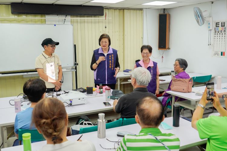 新北擴大獨居長輩訪查 6月起優先關懷75歲以上長者 51 《圖說》社會局長李美珍向參加松年大學正在上手機課程的長輩宣導,新北即將於6月起先訪75歲以上獨居長者,訪員會遵守「二要三不」原則。〈社會局提供〉