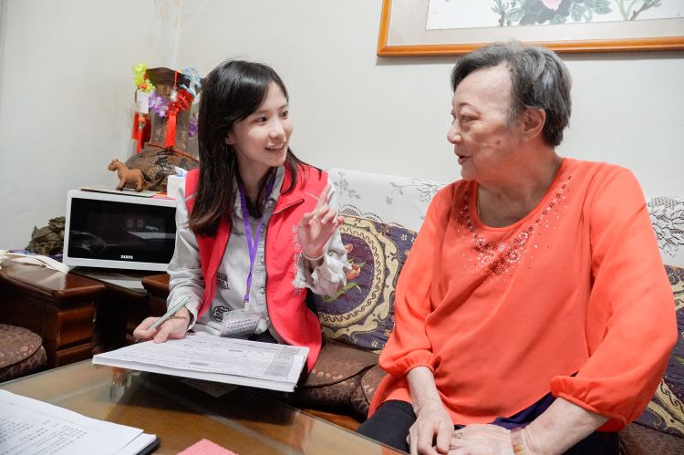新北擴大獨居長輩訪查 6月起優先關懷75歲以上長者 52 《圖說》訪員依據關懷表進行訪問。〈社會局提供〉
