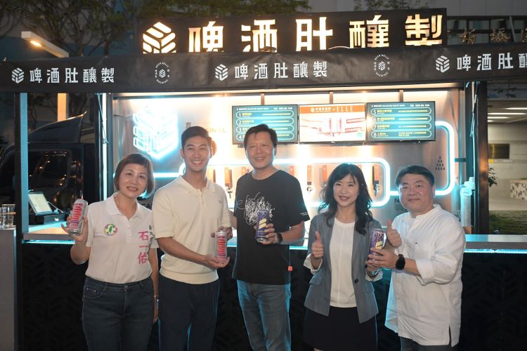 夏日府中派對登場 音樂、美食、精釀啤酒連嗨3天 6 《圖說》副市長朱惕之於「2026府中派對」活動現場巡攤,親切與攤商及民眾互動交流,並熱情合影留念,感受府中商圈夏日派對魅力與熱鬧氛圍,中為經發局長盛筱蓉。〈經發局提供〉