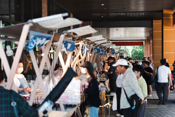 結合市集、美食與觀光 新北好市節-淡水海都祭登場 46 《圖說》活動現場集結30家市場名攤以及美食餐車,吸引大批民眾駐足消費,海都廣場洋溢熱鬧節慶氛圍。〈市場處提供〉