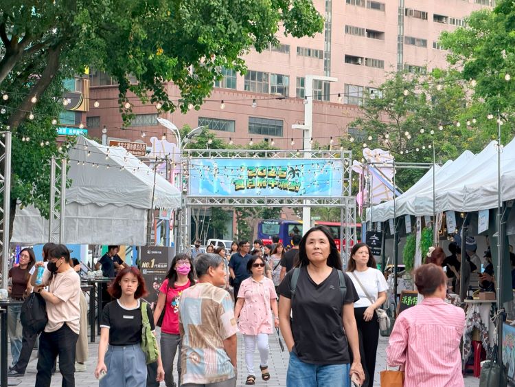 夏日府中派對登場 音樂、美食、精釀啤酒連嗨3天 8 《圖說》活動開幕首日即吸引大量民眾前往,現場人潮熱絡,讓府中廣場充滿熱鬧歡樂的夏日派對氛圍。〈經發局提供〉