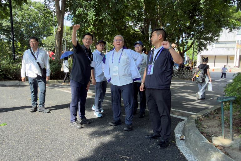 全障運盛會登場 中央地方齊聲籲防詐守護民眾財產 19 《圖說》市警局長方仰寧〈右二〉由新莊分局長陳保緒〈左二〉陪同視察維護情形。〈新莊分局提供〉