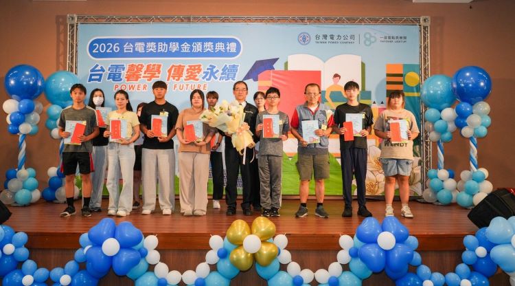 37年逾20億元獎助學金 台電陪伴50萬學子逐夢成長 29 《圖說》台電總經理郭天合手持象徵林口電廠的百合花束表揚勉勵學子。〈台電提供〉