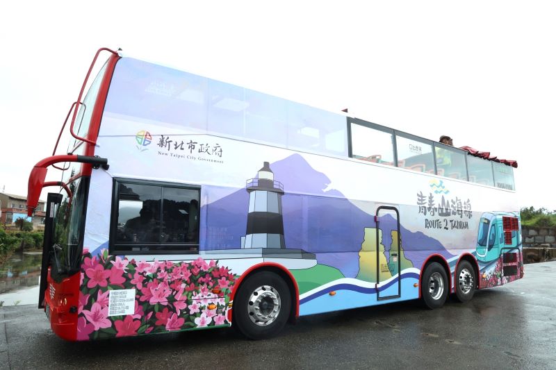 移動觀景台搶攻北海岸觀光 青春山海線雙層巴士5/12上路 49 《圖說》移動的觀景台!青春山海線景觀雙層巴士車身吸睛,彩繪融合野柳女王頭、富貴角燈塔與淡江大橋,滿載新北濱海意象。〈觀旅局提供〉