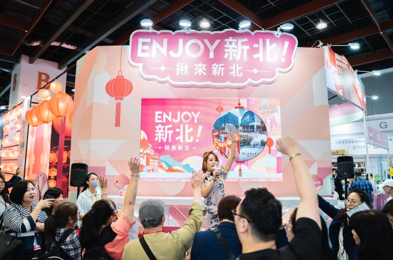台北觀博會登場 新北祭好康邀深遊山海城鄉 23 《圖說》新北館現場人潮互動熱絡,民眾瘋狂舉手搶答及搶拿活動小禮。〈觀旅局提供〉