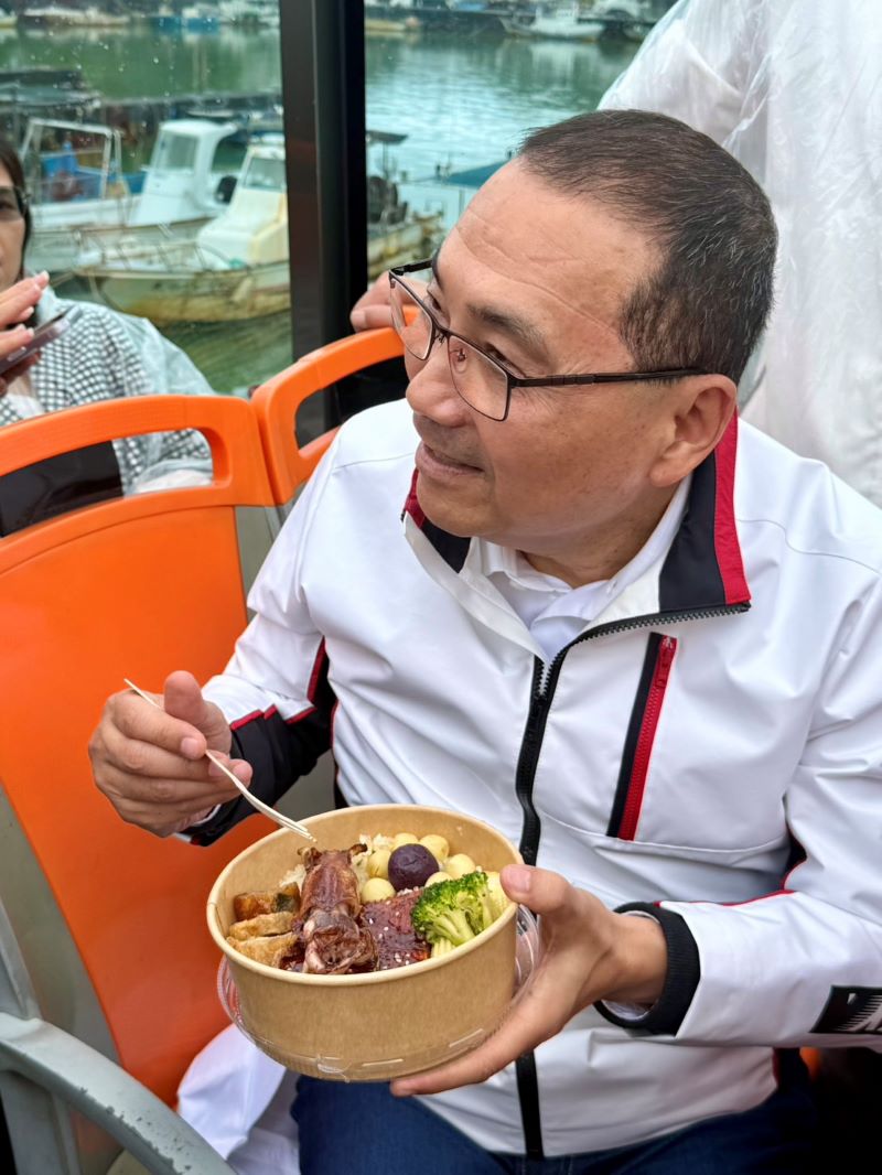移動觀景台搶攻北海岸觀光 青春山海線雙層巴士5/12上路 48 《圖說》高CP值遊程,價值2188元限量988元,附贈北海岸在地食材鰻魚便當、金山肉包及下午茶。〈觀旅局提供〉