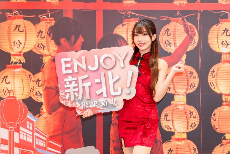 台北觀博會登場 新北祭好康邀深遊山海城鄉 21 《圖說》新北館以九份紅燈籠為景設計打卡牆,引領參展民眾走進充滿充滿故事感與懷舊情懷的山城夢境,現場許多民眾紛紛前來打卡領好禮。〈觀旅局提供〉