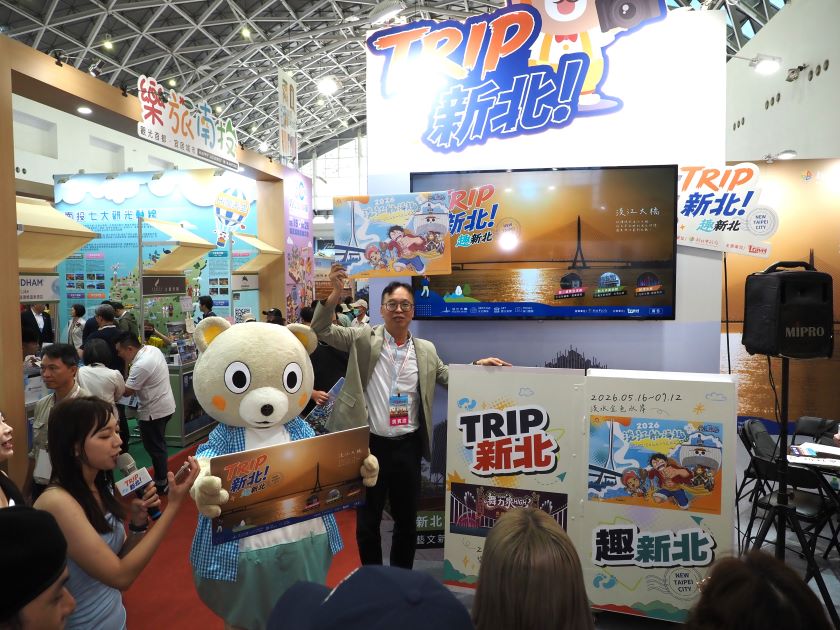 新北前進高雄旅展 淡海新玩法祭旅宿優惠搶市 14 《圖說》新北市觀旅局長楊宗珉攜手吉祥物新北小客,熱情出席高雄國際旅展,為新北館站台造勢並推廣最新旅遊活動。〈觀旅局提供〉