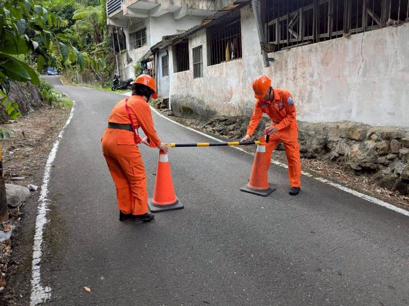 坡地安全前線守護者 新北10位資深土石流防災專員獲表揚 32 《圖說》土石流防災專員是市府與社區間最關鍵的「防災前線」與「溝通橋梁」,平時除宣導防災知識,更須與進行防災整備演練。〈農業局提供〉