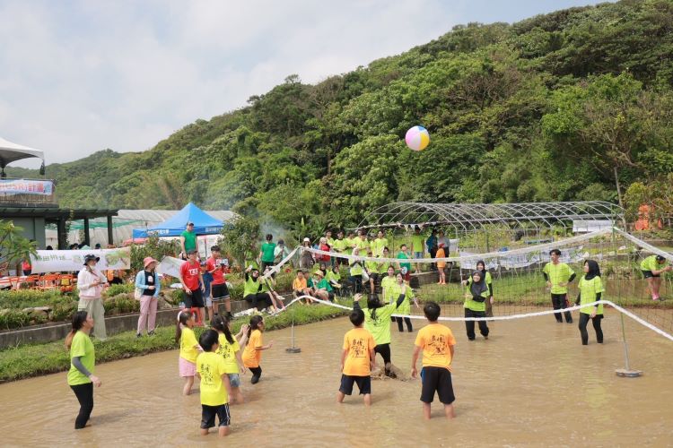 排球賽搬進水梯田 石門食農嘉年華吸引民眾親近土地 52 《圖說》「水梯田排球嘉年華」在遊戲互動中認識土地、農業生產與食物來源,透過活潑、貼近生活的方式推廣食農教育。〈農業局提供〉