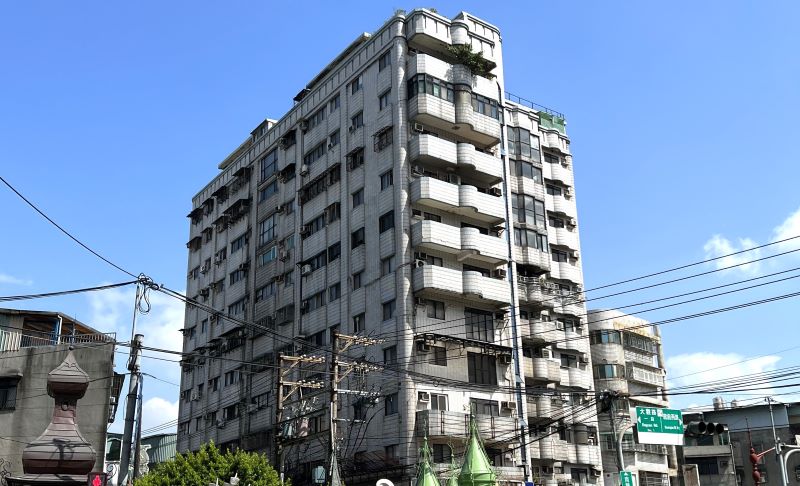 府中老舊海砂屋都更邁大步 〈林園天廈〉將改建15層住宅 13 《圖說》「林園天廈」更新前建物外觀。〈都更處提供〉
