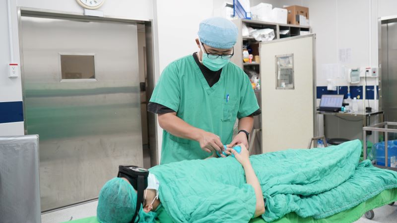 術前焦慮降7成 江禮仰研發多感官舒壓照護獲獎 36 《圖說》江禮仰副護理長以溫和聲音引導病人捏壓力球數數。〈臺北醫院提供〉