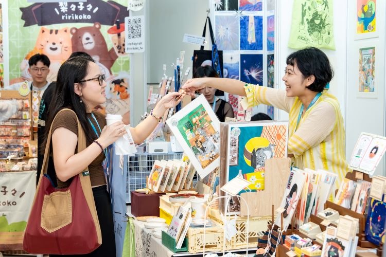 搶攻東南亞市場 新北文創首征吉隆坡插畫展告捷 52 《圖說》「三貓俱樂部」的作品以貓咪自傳視角傳遞幽默價值觀,深受當地喜愛創作的藏家喜愛。〈青年局提供〉