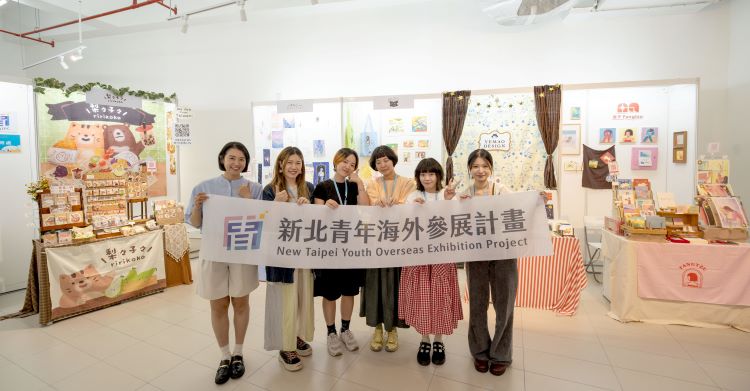 搶攻東南亞市場 新北文創首征吉隆坡插畫展告捷 49 《圖說》新北市青年局率藝文團隊參加馬來西亞「吉隆坡插畫展」,整體觀展氛圍聚焦於創作本身。五個品牌在視覺調性上顯獨樹一格,成功吸引當地民眾目光。〈青年局提供〉
