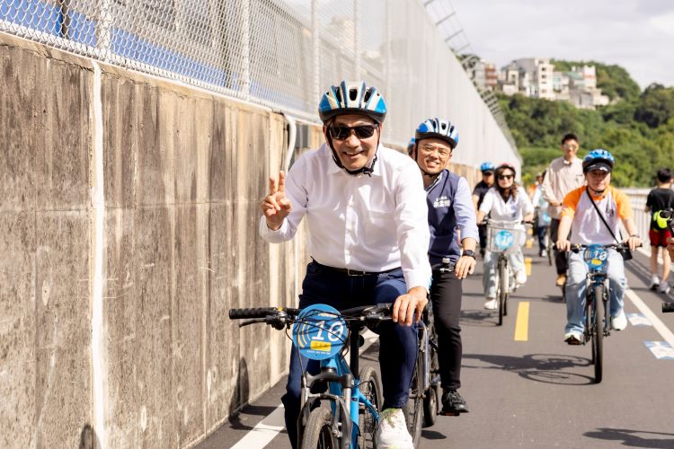 串聯雙北水岸生活圈 淡水金色水岸自行車廊帶再升級 5 《圖說》市長侯友宜率隊騎乘全新關渡段自行車道,感受淡水河岸嶄新門戶風貌。〈高灘處提供〉