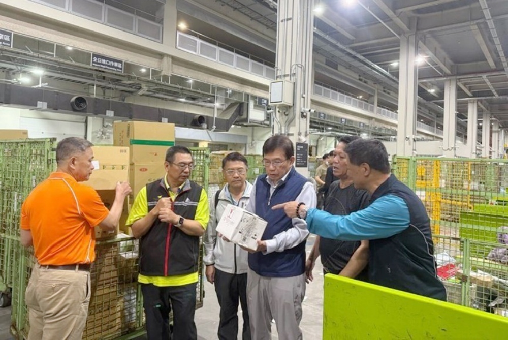 王國材董事長慰問物流園區同仁 作業中心預定本週逐漸步入正軌 王國材董事長慰問物流園區同仁 作業中心預定本週逐漸步入正軌