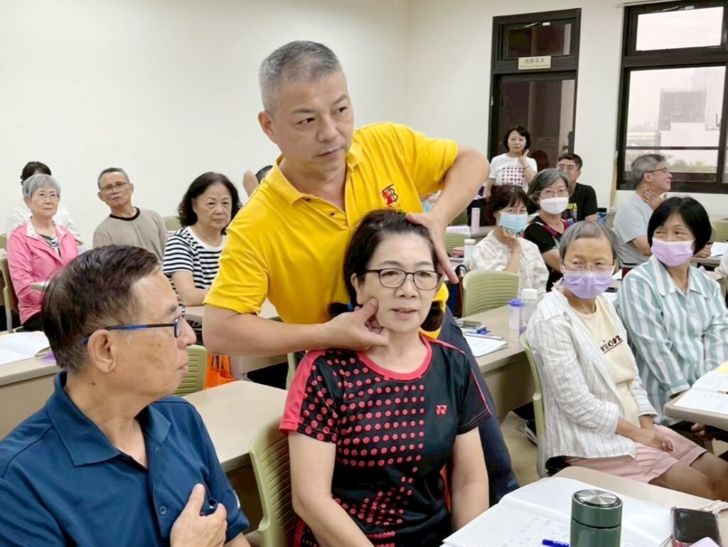 中山醫大樂齡大學醫護師授課 從健康照護到生活品質提升 38 03 %E7%B6%93%E7%B5%A1%E6%8E%A8%E6%8B%BF%E8%AA%B2%E7%A8%8B%E7%8F%BE%E5%A0%B4%E7%A4%BA%E7%AF%84%E6%8E%A8%E6%8B%BF%E6%8A%80%E5%B7%A7%E5%AD%B8%E5%93%A1%E8%BF%91%E8%B7%9D%E9%9B%A2%E5%AD%B8%E7%BF%92%E6%97%A5%E5%B8%B8%E4%BF%9D%E5%81%A5%E6%96%B9%E6%B3%95 1024x769 1