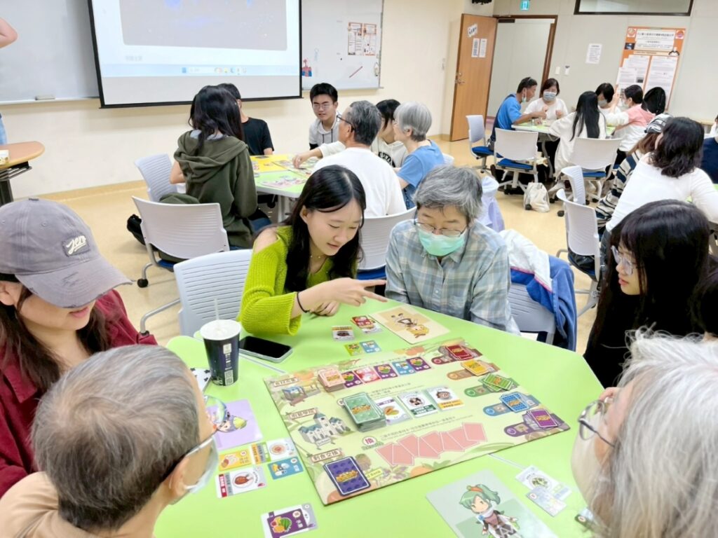 中山醫大樂齡大學醫護師授課 從健康照護到生活品質提升 37 05 %E7%87%9F%E9%A4%8A%E8%88%87%E4%BF%9D%E5%81%A5%E8%AA%B2%E7%A8%8B%E9%80%8F%E9%81%8E%E6%A1%8C%E9%81%8A%E4%BA%92%E5%8B%95%E8%AE%93%E4%B8%8D%E5%90%8C%E4%B8%96%E4%BB%A3%E5%9C%A8%E9%81%8A%E6%88%B2%E4%B8%AD%E8%BC%95%E9%AC%86%E5%AD%B8%E7%BF%92%E5%81%A5%E5%BA%B7%E8%88%87%E7%87%9F%E9%A4%8A%E7%9F%A5%E8%AD%98 1024x768 1