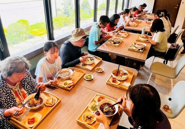 結合蔬食與手作實踐環保 靈鷲山攜手福城推淨灘新模式 28 《圖說》呼應環保理念的蔬食餐點,讓參與者實踐友善地球的生活。(靈鷲山佛教教團提供)