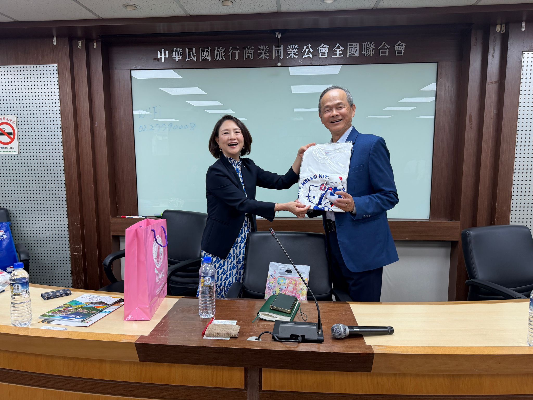 三麗鷗HELLO KITTY和諧樂園訪台交流 攜手旅行全聯會開拓九州主題觀光新商機 8 日本三麗鷗娛樂股份有限公司(SANRIO ENTERTAINMENT)代表董事社長小巻亜矢(右)致贈紀念品給旅行全聯會杜佩育主委(左) 圖 / 日本國際交流協會提供
