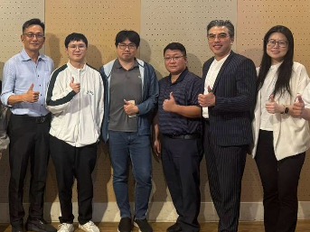 台北市校友會支持中原創創社成果發表 左一為中原大學機械系校友陳西坤,左三為中原大學工業系校友林俊宜,右一為數據雲技術長呂宜蓁,右二為數據雲元永騰執行長