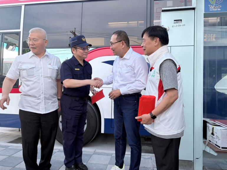 視察淡江大橋交通疏導 侯:加速智慧監控與公共運輸整 視察淡江大橋交通疏導 侯:加速智慧監控與公共運輸整