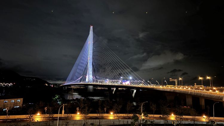 淡江大橋「感恩.美好之夜」登場 侯:世界正在看新北 淡江大橋「感恩.美好之夜」登場 侯:世界正在看新北