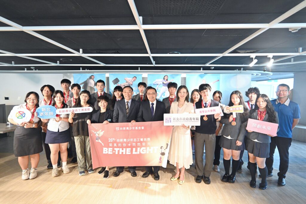 侯友宜表揚青少年志工 盛讚「新北之光」用行動改變世界 侯友宜表揚青少年志工 盛讚「新北之光」用行動改變世界
