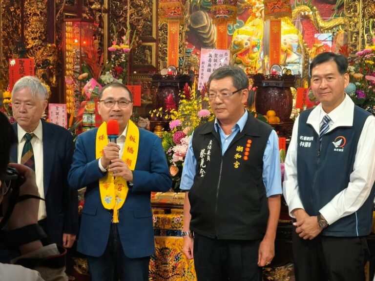 保生大帝聖誕  侯友宜走訪板橋祈福   農村公園三合院書畫聯展登場