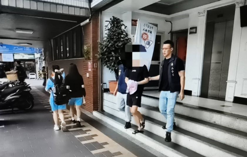 追撞執勤警發文挑釁 海山警深夜拘提23歲囂張男 追撞執勤警發文挑釁 海山警深夜拘提23歲囂張男