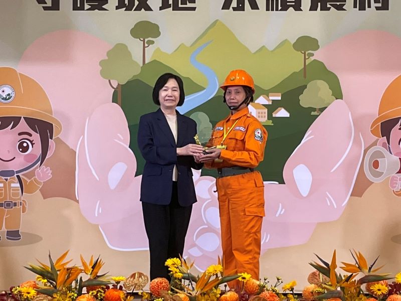 坡地安全前線守護者 新北10位資深土石流防災專員獲表揚 坡地安全前線守護者 新北10位資深土石流防災專員獲表揚