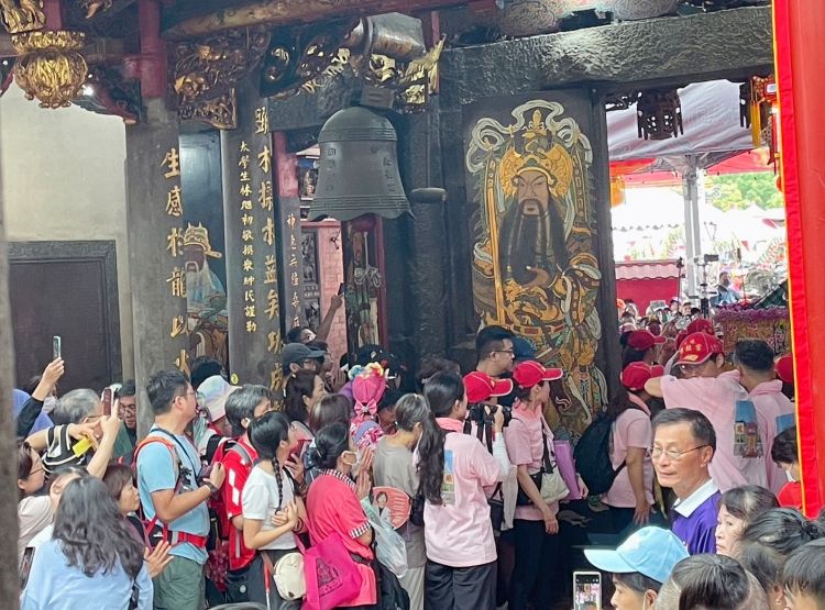 山邊媽祖首度北巡三蘆賜福 二重派出所接駕祈求治安平穩 58 《圖說》山邊媽祖聖駕首度巡經三重、蘆洲地區香火鼎盛。〈三重分局提供〉