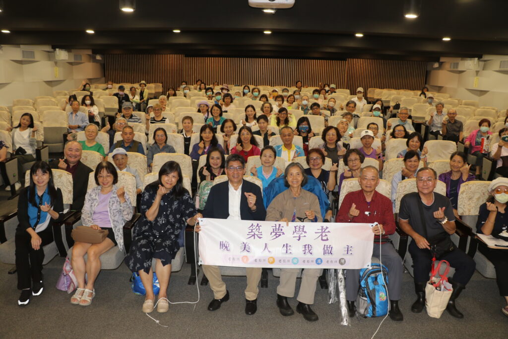 全球每三秒添一例 應新北晚美人生講座 亞東醫主任傳授聰明終老 破除健忘迷思 籲多運動與學習 6 %E4%BA%9E%E6%9D%B1%E7%B4%80%E5%BF%B5%E9%86%AB%E9%99%A2%E5%A4%B1%E6%99%BA%E7%97%87%E4%B8%AD%E5%BF%83%E4%B8%BB%E4%BB%BB%E7%94%84%E7%91%9E%E8%88%88%E9%86%AB%E5%B8%AB%EF%BC%88%E5%89%8D%E6%8E%92%E4%B8%AD%EF%BC%89%EF%BC%8C%E6%87%89%E6%96%B0%E5%8C%97%E5%B8%82%E7%A4%BE%E6%9C%83%E5%B1%80%E3%80%8C%E6%99%9A%E7%BE%8E%E4%BA%BA%E7%94%9F%E6%88%91%E5%81%9A%E4%B8%BB%E3%80%8D%E4%B9%8B%E9%82%80%EF%BC%8C%E5%9C%A8%E6%9D%BF%E6%A9%8B%E9%BE%8D%E5%B1%B1%E5%AF%BA%E6%96%87%E5%8C%96%E5%BB%A3%E5%A0%B4%E8%88%89%E8%BE%A6%E5%A4%B1%E6%99%BA%E8%AD%B0%E9%A1%8C%E8%AC%9B%E5%BA%A7%EF%BC%8C%E5%90%B8%E5%BC%95%E9%97%9C%E5%BF%83%E7%9A%84%E6%B0%91%E7%9C%BE%E8%81%BD%E8%AC%9B%E3%80%82